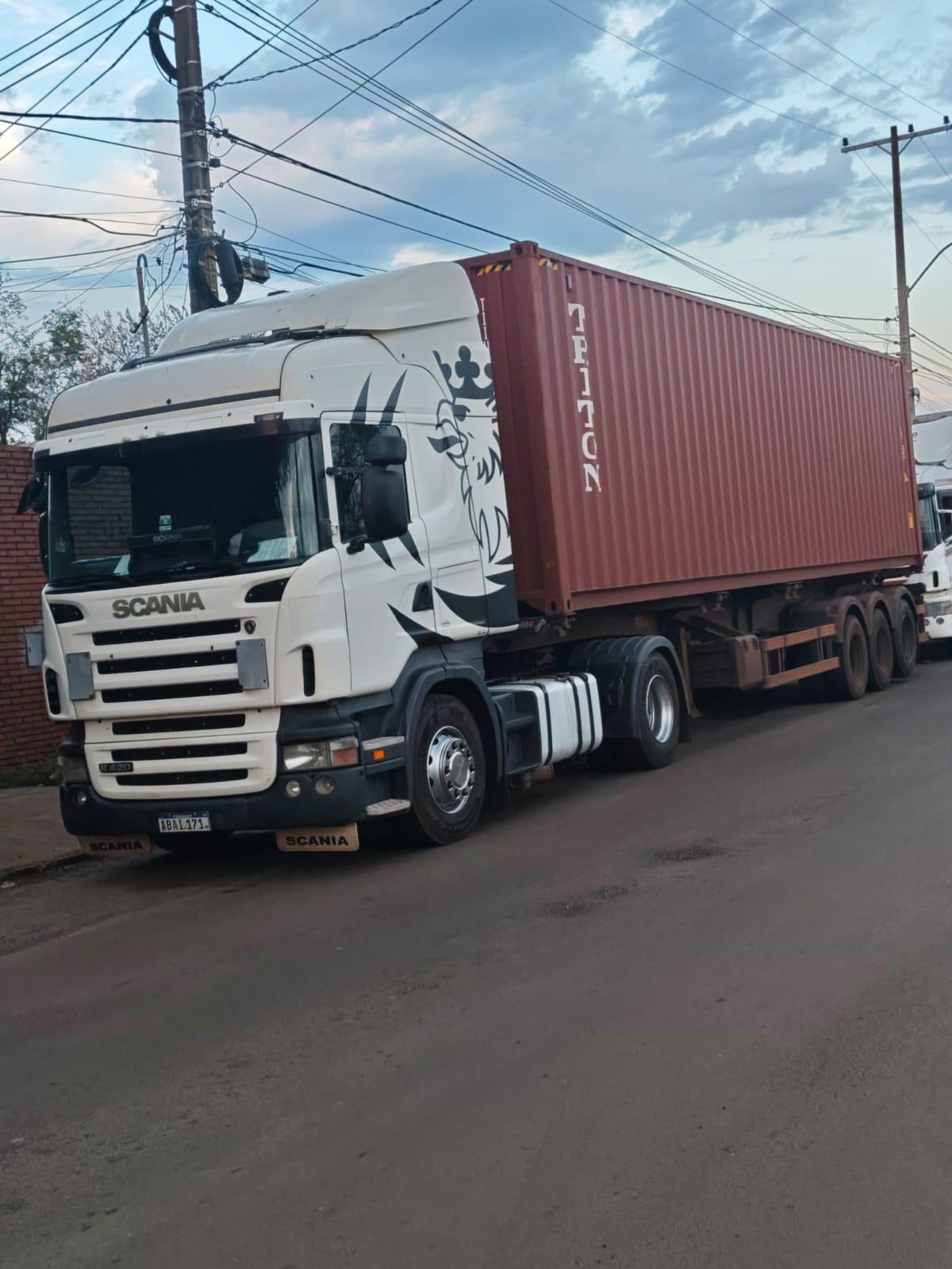 Camión Scania R420 de Meval transportando un contenedor
