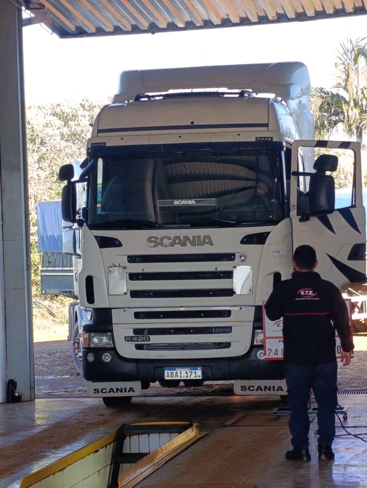 Camión Scania durante una revisión técnica