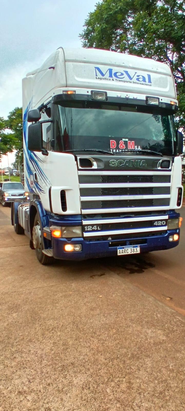 Vista frontal de un camión Scania 420 de Meval