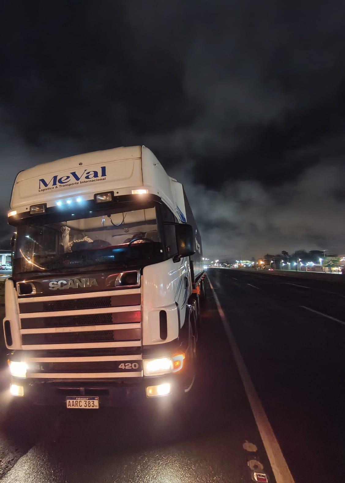 Camión Scania de Meval durante una operación nocturna