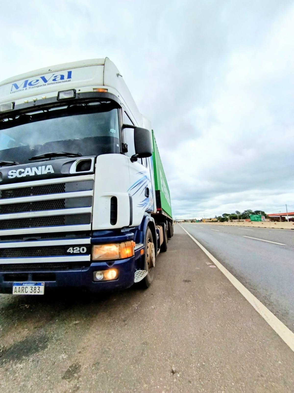 Camión Scania 420 de Meval junto a una ruta internacional